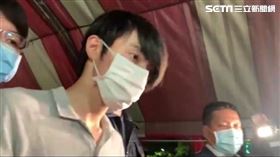 羅育祥誘拐囚禁14歲高雄少女，被捕後拒絕夜間偵訊，被高雄警方帶回收容所，隔天一早繼續訊問。（圖／翻攝畫面）