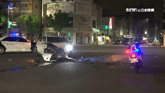 深夜路口對撞　小黃卡分隔島車頭全毀