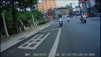 騎車顧看「妹仔」　他回頭猛撞慘摔