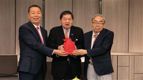 王文淵接紡拓會董事長紡拓會1日董事會推選台塑企業總裁王文淵（右）擔任董事長，並舉行新任董事長就任及交接儀式。中者為遠東集團董事長徐旭東、左為紡拓會現任董事長詹正田。（紡拓會提供）中央社記者潘智義傳真　109年9月1日