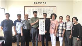 書法家齊聚金門大學　筆墨交流國立金門大學1日表示，台灣省書畫教育協會理事長蘇恒賢（左4）等8人來訪，與校長陳建民（中）就推動書法教育交換意見，並與金門在地書法家進行筆墨交流。（金門大學提供）中央社記者黃慧敏傳真　109年9月1日