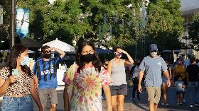 美國疫情燒半年　戴口罩風氣漸普及