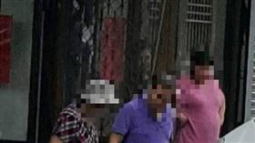 回顧家中淹水照！紗門後竟發現「恐怖鬼臉」…網一看全嚇壞