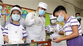 黃偉哲視察校園午餐運作情況台南市長黃偉哲（前左2）1日前往新化區大新國小了解校園午餐用餐情況，並重申台南市中小學午餐全部採用國產豬肉。（台南市政府提供）中央社記者楊思瑞台南傳真  109年9月1日