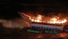 鷄籠中元祭重頭戲施放水燈頭1日深夜在基隆市望海巷舉行，受到颱風外圍環流影響，現場海域掀起大浪，承載聯姓宗親會水燈頭的紙糊大型王船頻被大浪帶回岸際。中央社記者王朝鈺攝 109年9月2日