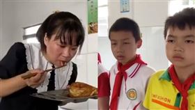 中國校長為了推「惜食」，吃光學生剩菜，學生全看傻。（圖／翻攝自北京頭條微博）
