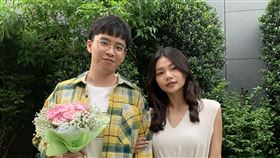 鄭可強演唱《可不可以，你也剛好喜歡我》插曲
專輯封面 照片提供／華映娛樂

MV合照（鄭可強與女主角） 照片提供／馬棋朵數位影像提供