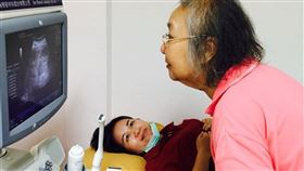 屏東恆春曾經有10幾年只有陳明珠（前）一名婦產科醫生，近日她腎功能損壞，每週要洗腎3次，仍自告奮勇看診值班。（圖取自陳志成臉書facebook.com）