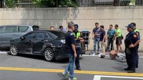 中警台南抓毒販！中警遭衝撞2警1嫌送醫（圖／翻攝畫面）