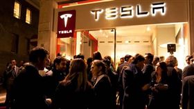 電動車巨擘特斯拉8月30日進行1拆5的股票分割後，1日宣布將發售至多價值約新台幣1460億元普通股。（圖取自特斯拉網頁tesla.com）