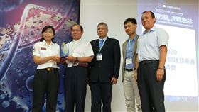 陳思雯獲十大傑出救護技術員首獎台東縣消防局關山分隊高級救護員陳思雯（左）獲「109年十大傑出救護技術員」第一名，憑藉細心、耐心及精湛救護技術獲得肯定。（台東縣消防局提供）中央社記者李先鳳傳真　109年9月2日