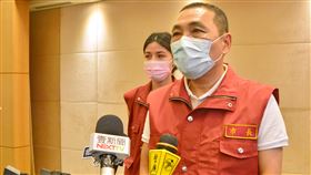 館長槍擊案　侯友宜：治安感受比數據重要網紅「館長」槍擊事件造成民眾對治安疑慮，新北市長侯友宜（前）2日聽取市警局治安報告後表示，民眾對治安的感受比數據更重要，盼檢警儘速釐清。中央社記者黃旭昇新北攝　109年9月2日