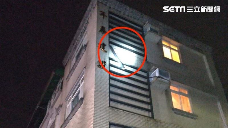 鐵框搖晃竟找消防隊拆？鋼筋插隊員脖