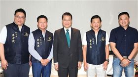 內政部長徐國勇、台北市議員洪健益參加聖興天后宮中元普渡祭拜、捐贈儀式。（圖／聖興天后宮提供）