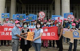 美豬、美牛放寬進口，引發爭議。彰化縣養豬協會2日到彰化縣政府陳情，希望彰化縣長王惠美（前中）、國民黨立委謝衣鳯（前右）轉交陳情書給行政院農業委員會。（民眾提供）中央社記者蕭博陽彰化縣傳真 109年9月2日