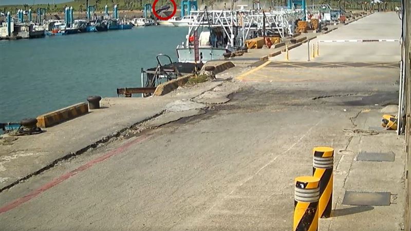 新／南寮漁港小客車撞路燈　翻落路面
