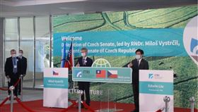 捷克參議院議長維特齊（Miloš Vystrčil）（右2）2日帶領捷克科學院及企業參訪團參訪工研院，由工研院院長劉文雄（右）接待，期待雙方進一步互動，促成更密切科技交流。中央社記者郭宣彣攝　109年9月2日