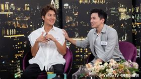 歌壇創作才子吳克群與前棒棒堂成員阿緯（劉峻緯），今（2）日來到Yahoo TV《茜問》。圖／Yahoo TV提供