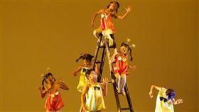 天空舞集公演　新舊作品一次看天空舞集5日將在台東縣政府文化處演藝廳演出，除了今年度新創作Saceqaljan（輕鬆快樂）外，這次也將往年的經典舊作選粹重新製作呈現，有「貓貍傳說」、「最美星空」等。（天空舞集提供）中央社記者盧太城台東傳真　109年9月2日