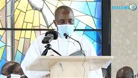  父佈道突猝逝　眾人目睹死亡瞬間被嚇壞（圖／翻攝Chidi Odinkalu推特）