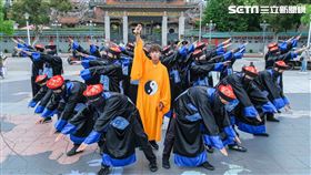 鼓鼓呂思緯「道士」舞力高超 鬼月率20名殭屍軍團出沒台北街頭。（圖／相信音樂提供）