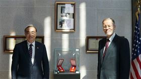 AIT臉書發文,今（2）日舉辦了一場紀念勳章揭幕儀式，AIT並在館內設置紀念專區，為自1949年以來126名為保衛台灣不幸殉職的美國官兵，同時作為AIT「安全合作月」圓滿作結。
