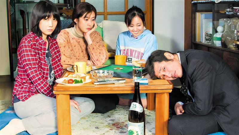 父酗酒母輕生！她遭怪物家人情緒勒索