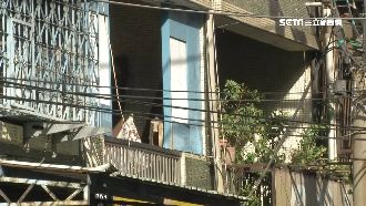 深夜門把自轉　女驚見鄰居半裸躲門後