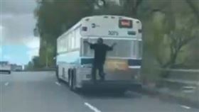 ▲紐約高速公路驚悚畫面。（圖／翻攝自推特）