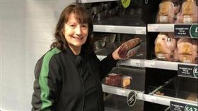 雖然樂透中獎，但伊蘭25年來仍然繼續從事超市夜班的工作。（圖／翻攝自推特）