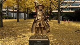 位在熊本縣廳前的魯夫銅像，以感謝作者尾田榮一郎，對2016年熊本大地震的付出貢獻。（圖／翻攝自推特）