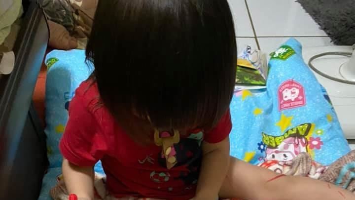 女童在腿上畫紅色符咒　媽媽一看嚇壞