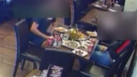 男子用餐過程中，將手伸進褲檔。 （圖／翻攝自推特）