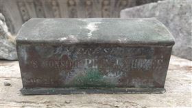 噴泉挖生鏽鐵盒！驚見200年前「市長心臟」…都市傳說曝▲。（圖／翻攝自Ville de Verviers臉書）