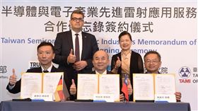 在經濟部長王美花(右二)與德國經濟辦事處處長林百科（Axel Limberg，左二）見證下，工研院、機械公會及德國創浦集團( TRUMPF )將打造「臺灣半導體與電子產業先進雷射應用服務中心」，協助臺灣的半導體產業更添戰力。圖前排由右到左為工研院協理吳誠文、機械公會理事長柯拔希及台灣創浦總經理鄭勇志。（圖／工研院提供）