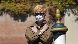 古一大師烏干達手勢致敬黑豹　網噴淚