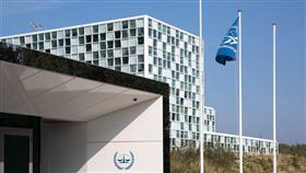 美國國務卿蓬佩奧2日宣布制裁國際刑事法院（ICC）檢察官班索達，反對ICC調查美軍被控在阿富汗犯下的戰爭罪行。（圖／翻攝自facebook.com/InternationalCriminalCourt）
