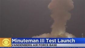 美國空軍今天凌晨成功試射了無武裝的義勇兵三型（Minuteman III）洲際彈道飛彈。（圖／翻攝自CBS Los Angeles youtube頻道）