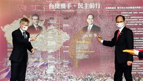 維特齊游錫(方方土)民主友誼牆簽名留念（2）捷克參議院議長維特齊（左）1日受邀到立法院發表演說，會後與立法院長游錫(方方土)（右）到院區內設置的「台捷攜手、民主前行」民主友誼牆簽名留念並合影。中央社記者施宗暉攝  109年9月1日