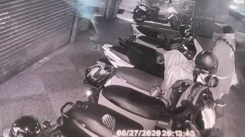 噁男偷雨褲猛聞　人妻哭喊：阿公送的