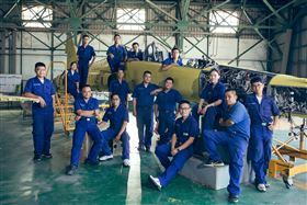 連3年！文總「軍中匠人魂」敬國軍　安敏華扮戰機維修匠人（圖／文總提供）