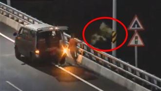 囂張！男深夜上橋1分鐘甩10包垃圾