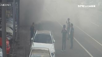 燃燒金紙掉水溝　險燒千萬二手車