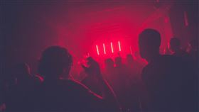 美國南卡羅來納大學通報超過千名學生確診新型冠狀病毒，該校數個學生社團近來舉辦許多派對和大型聚會。（示意圖／翻攝自Unsplash圖庫）
