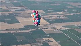 ▲大衛魔術師挑戰氦氣球升空，天外奇蹟劇照。（圖／翻攝自推特）