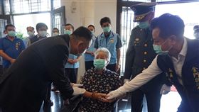 金門各界秋祭國殤  洪鴻鈞入祀忠烈殿（1）金門各界3日在太武山忠烈殿舉行秋祭國殤，同時為年初因黑鷹直升墜機殉職的故陸軍中將洪鴻鈞舉行入祀大典。縣長楊鎮浯（前左）、金防部指揮官賀政（前右2）等人安慰洪鴻鈞高齡93歲的母親（前左2）。中央社記者黃慧敏攝　109年9月3日