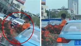 太離譜！男童搭計程車探出窗…掏出下體「露出尿尿」（圖／翻攝自微博）