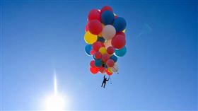 ▲大衛魔術師挑戰氦氣球升空，天外奇蹟劇照。（圖／翻攝自推特）