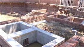 家門口突現4坑「活人墓」！居民驚喊：老闆有4兄弟▲。（圖／翻攝自微博）