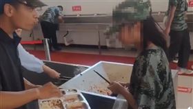 女高中生倒廚餘！男教官擋下「吃光剩飯」　陸網：都瘋了？（圖／翻攝自微博）